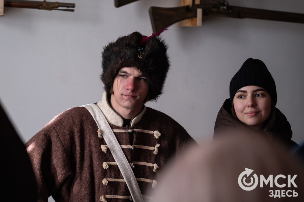 На площади Омской крепости состоялся интерактивный квест, включающий 13 военно-исторических площадок: стрелецкую, пушкарскую, лучную, доспешную, фехтование и другие. Фото: Елизавета Медведева