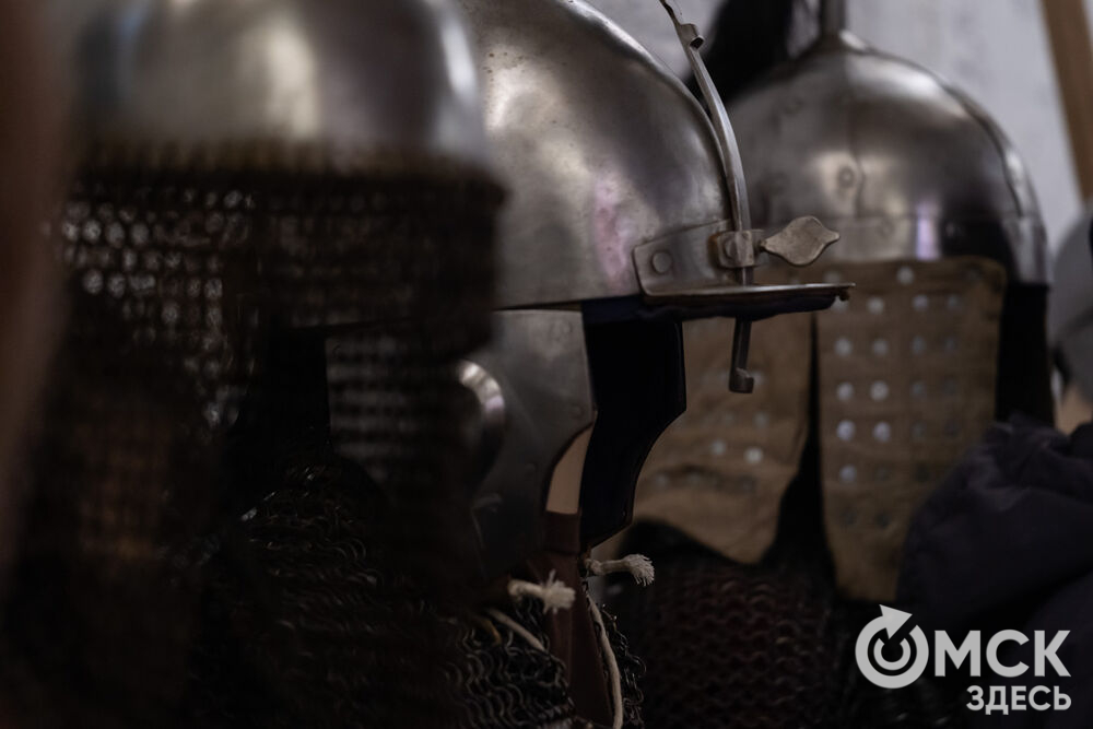 На площади Омской крепости состоялся интерактивный квест, включающий 13 военно-исторических площадок: стрелецкую, пушкарскую, лучную, доспешную, фехтование и другие. Фото: Елизавета Медведева