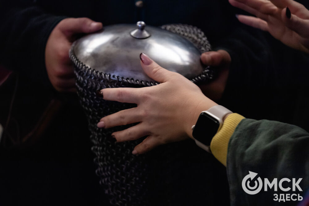 На площади Омской крепости состоялся интерактивный квест, включающий 13 военно-исторических площадок: стрелецкую, пушкарскую, лучную, доспешную, фехтование и другие. Фото: Елизавета Медведева