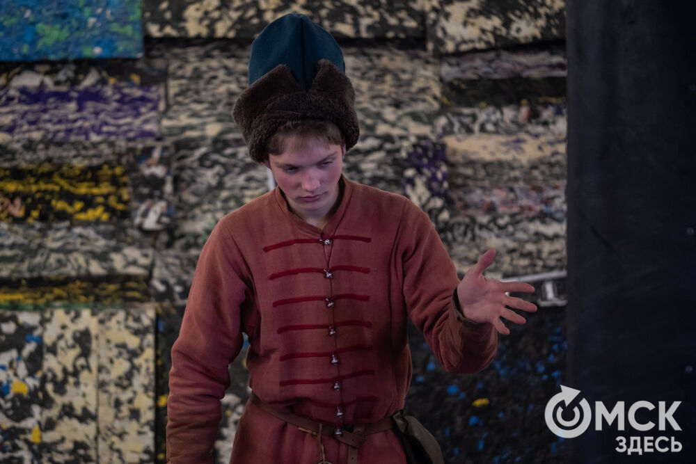 На площади Омской крепости состоялся интерактивный квест, включающий 13 военно-исторических площадок: стрелецкую, пушкарскую, лучную, доспешную, фехтование и другие. Фото: Елизавета Медведева