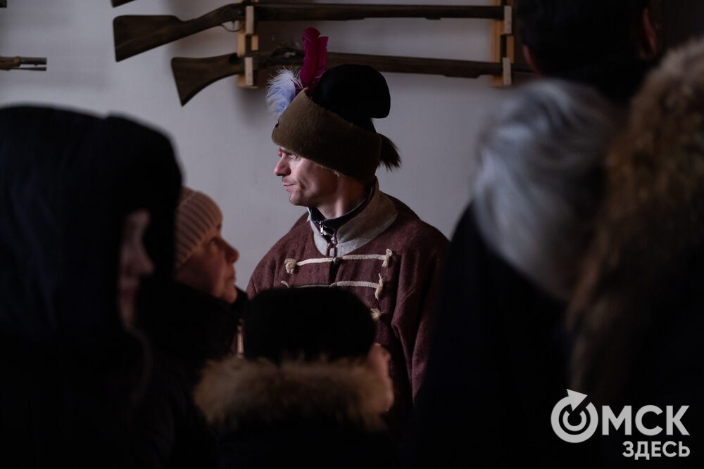 На площади Омской крепости состоялся интерактивный квест, включающий 13 военно-исторических площадок: стрелецкую, пушкарскую, лучную, доспешную, фехтование и другие. Фото: Елизавета Медведева
