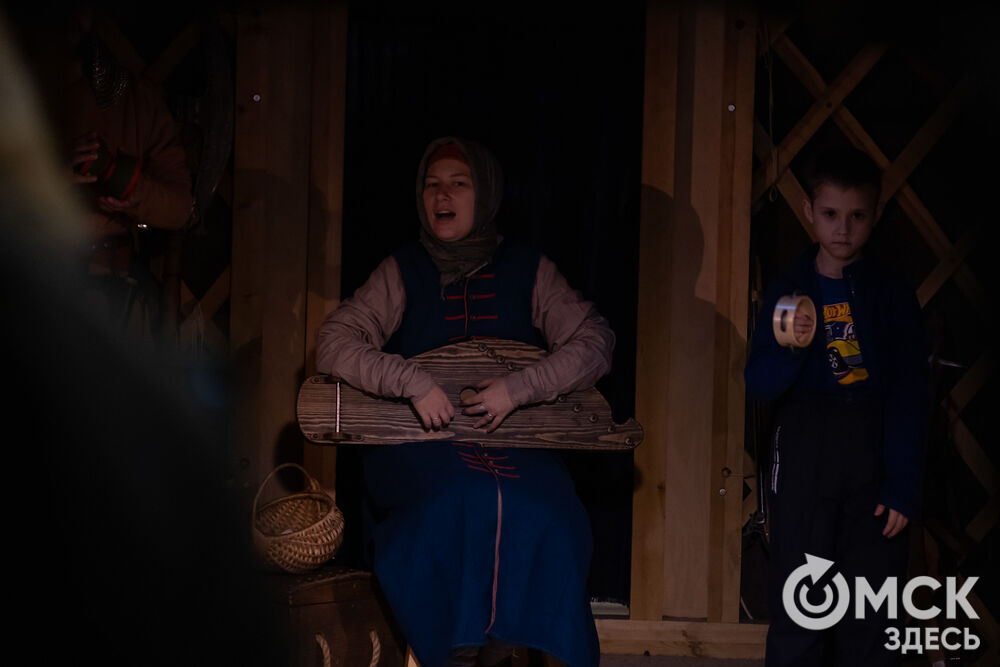 На площади Омской крепости состоялся интерактивный квест, включающий 13 военно-исторических площадок: стрелецкую, пушкарскую, лучную, доспешную, фехтование и другие. Фото: Елизавета Медведева