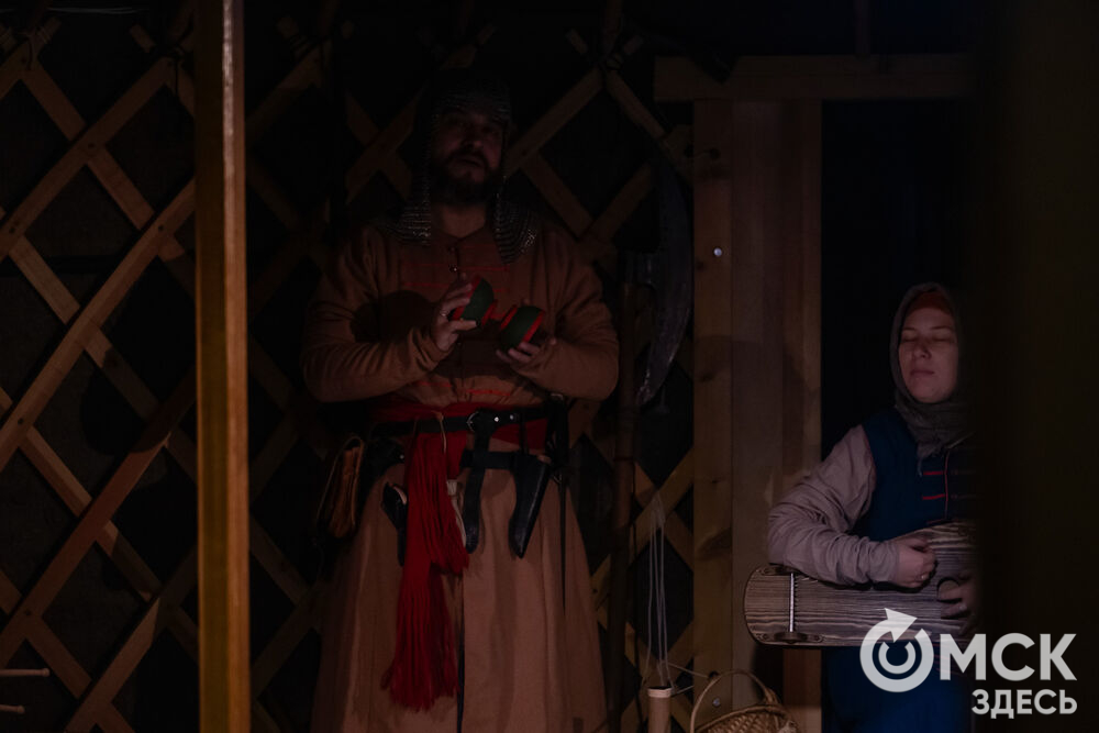 На площади Омской крепости состоялся интерактивный квест, включающий 13 военно-исторических площадок: стрелецкую, пушкарскую, лучную, доспешную, фехтование и другие. Фото: Елизавета Медведева