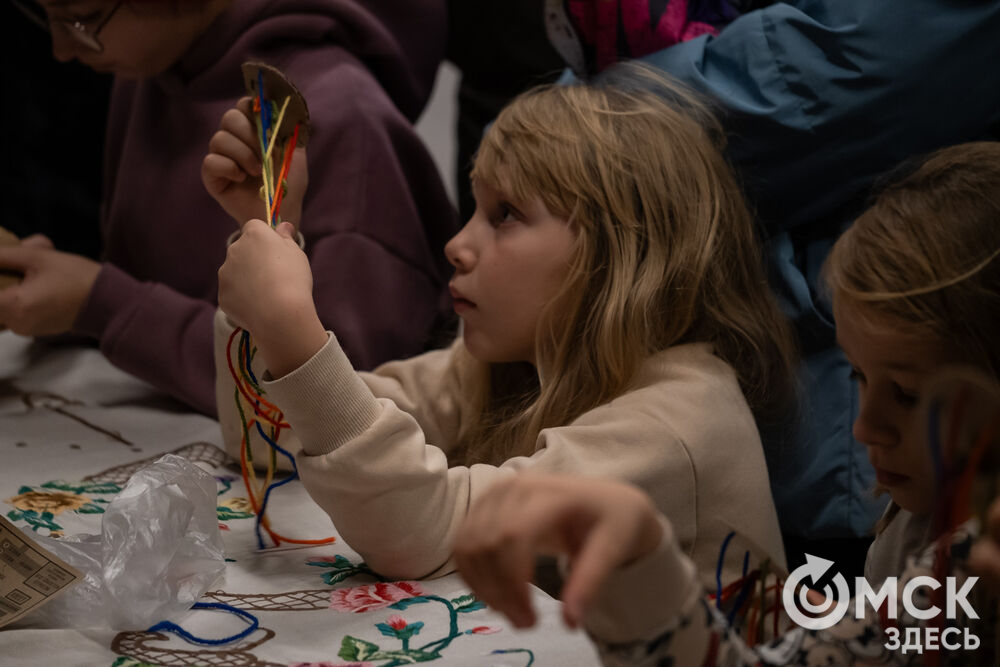 На площади Омской крепости состоялся интерактивный квест, включающий 13 военно-исторических площадок: стрелецкую, пушкарскую, лучную, доспешную, фехтование и другие. Фото: Елизавета Медведева