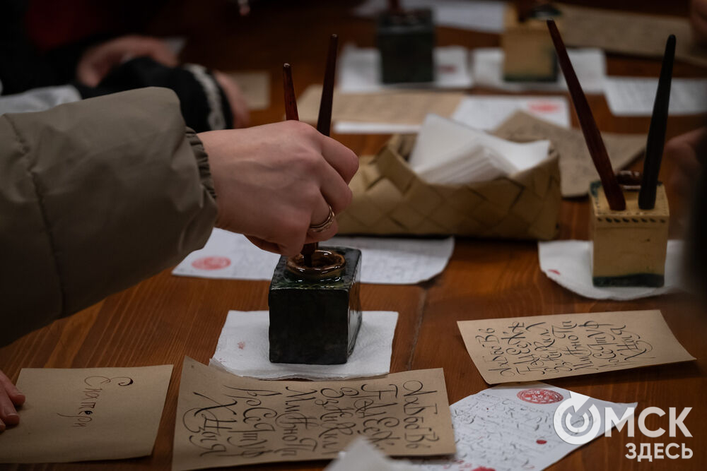 На площади Омской крепости состоялся интерактивный квест, включающий 13 военно-исторических площадок: стрелецкую, пушкарскую, лучную, доспешную, фехтование и другие. Фото: Елизавета Медведева