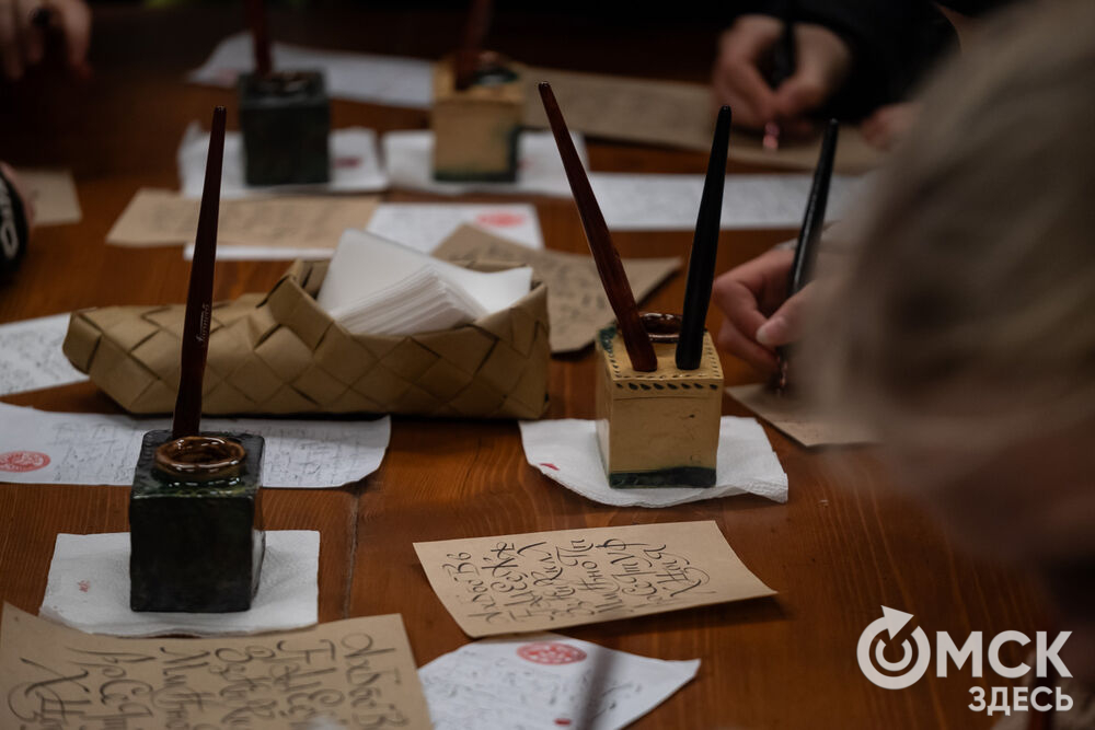 На площади Омской крепости состоялся интерактивный квест, включающий 13 военно-исторических площадок: стрелецкую, пушкарскую, лучную, доспешную, фехтование и другие. Фото: Елизавета Медведева