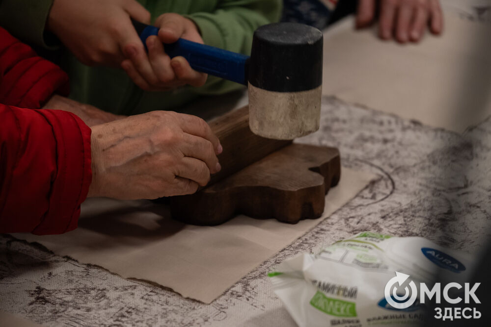 На площади Омской крепости состоялся интерактивный квест, включающий 13 военно-исторических площадок: стрелецкую, пушкарскую, лучную, доспешную, фехтование и другие. Фото: Елизавета Медведева