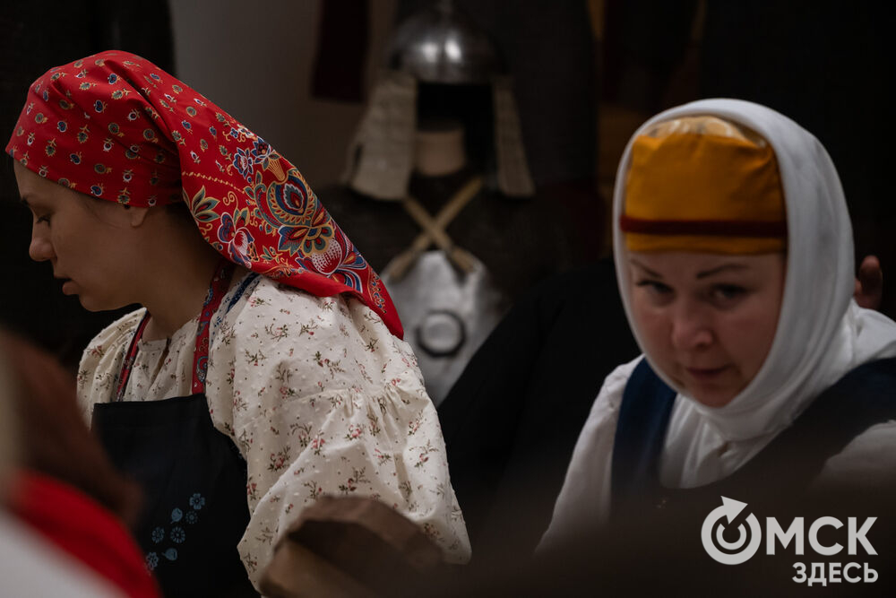 На площади Омской крепости состоялся интерактивный квест, включающий 13 военно-исторических площадок: стрелецкую, пушкарскую, лучную, доспешную, фехтование и другие. Фото: Елизавета Медведева