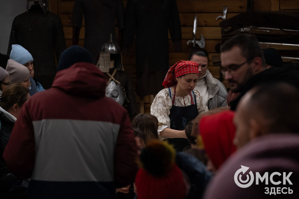 На площади Омской крепости состоялся интерактивный квест, включающий 13 военно-исторических площадок: стрелецкую, пушкарскую, лучную, доспешную, фехтование и другие. Фото: Елизавета Медведева