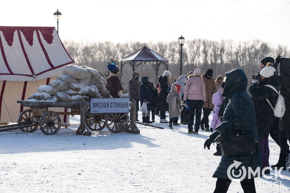 На площади Омской крепости состоялся интерактивный квест, включающий 13 военно-исторических площадок: стрелецкую, пушкарскую, лучную, доспешную, фехтование и другие. Фото: Елизавета Медведева