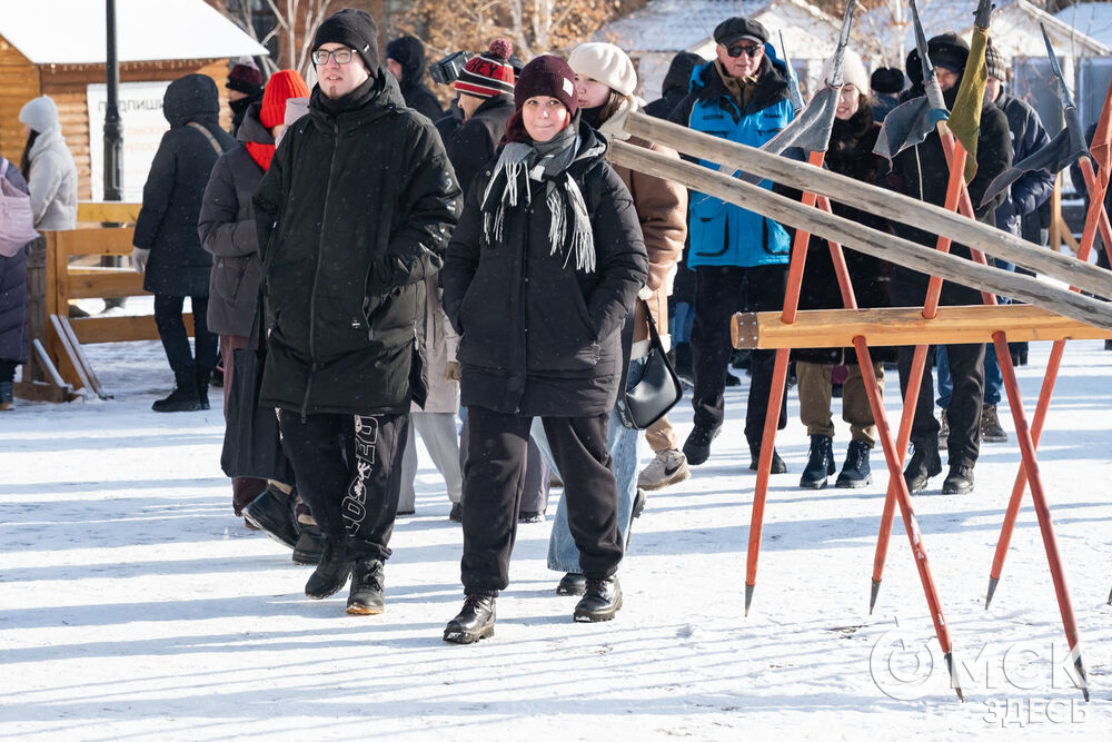 На площади Омской крепости состоялся интерактивный квест, включающий 13 военно-исторических площадок: стрелецкую, пушкарскую, лучную, доспешную, фехтование и другие. Фото: Елизавета Медведева