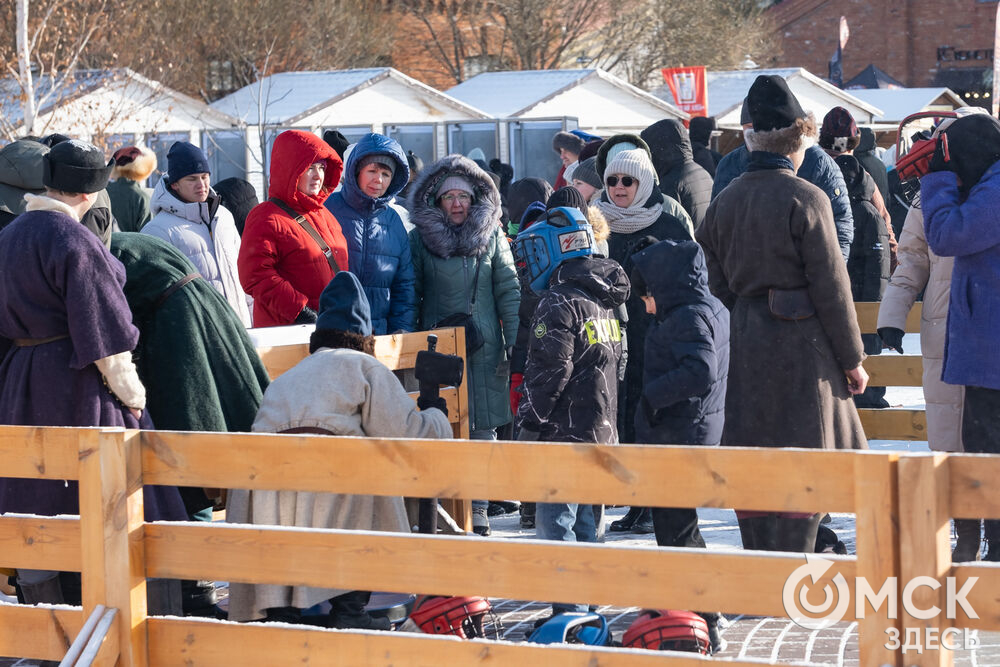 На площади Омской крепости состоялся интерактивный квест, включающий 13 военно-исторических площадок: стрелецкую, пушкарскую, лучную, доспешную, фехтование и другие. Фото: Елизавета Медведева