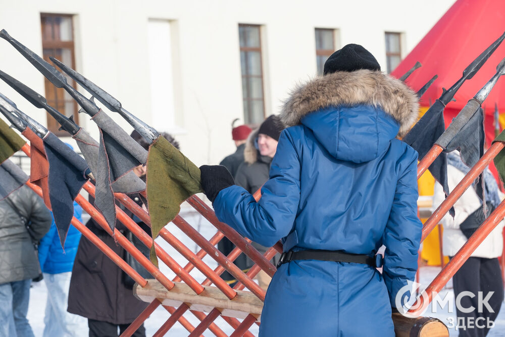 На площади Омской крепости состоялся интерактивный квест, включающий 13 военно-исторических площадок: стрелецкую, пушкарскую, лучную, доспешную, фехтование и другие. Фото: Елизавета Медведева