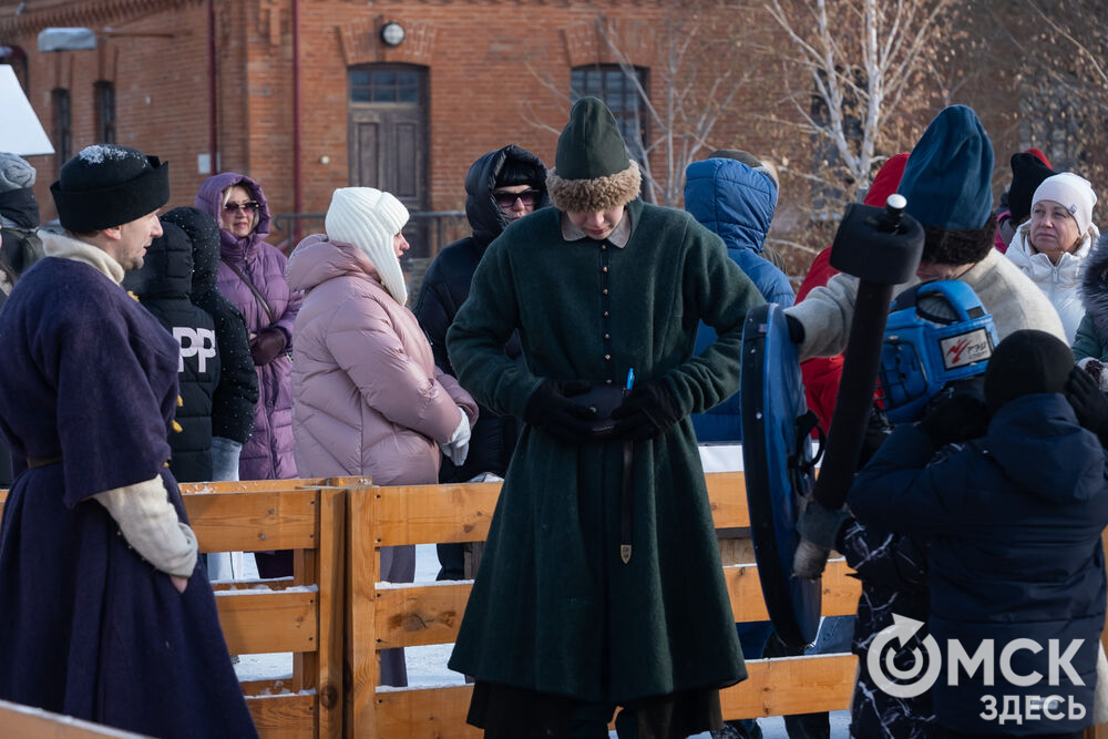 На площади Омской крепости состоялся интерактивный квест, включающий 13 военно-исторических площадок: стрелецкую, пушкарскую, лучную, доспешную, фехтование и другие. Фото: Елизавета Медведева