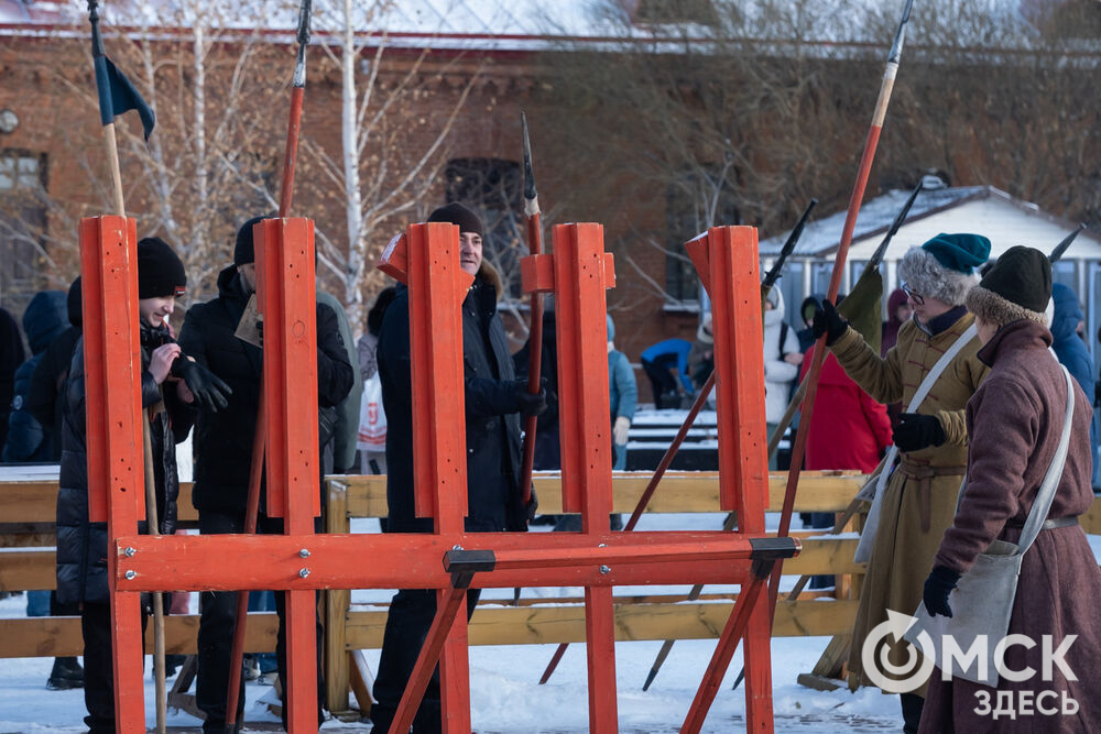 На площади Омской крепости состоялся интерактивный квест, включающий 13 военно-исторических площадок: стрелецкую, пушкарскую, лучную, доспешную, фехтование и другие. Фото: Елизавета Медведева