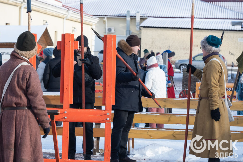 На площади Омской крепости состоялся интерактивный квест, включающий 13 военно-исторических площадок: стрелецкую, пушкарскую, лучную, доспешную, фехтование и другие. Фото: Елизавета Медведева