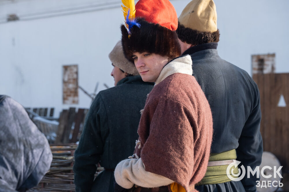 На площади Омской крепости состоялся интерактивный квест, включающий 13 военно-исторических площадок: стрелецкую, пушкарскую, лучную, доспешную, фехтование и другие. Фото: Елизавета Медведева