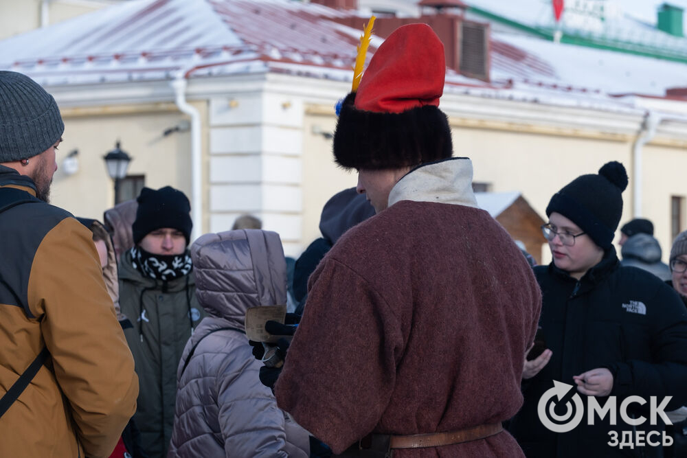 На площади Омской крепости состоялся интерактивный квест, включающий 13 военно-исторических площадок: стрелецкую, пушкарскую, лучную, доспешную, фехтование и другие. Фото: Елизавета Медведева