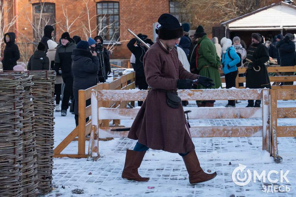 На площади Омской крепости состоялся интерактивный квест, включающий 13 военно-исторических площадок: стрелецкую, пушкарскую, лучную, доспешную, фехтование и другие. Фото: Елизавета Медведева