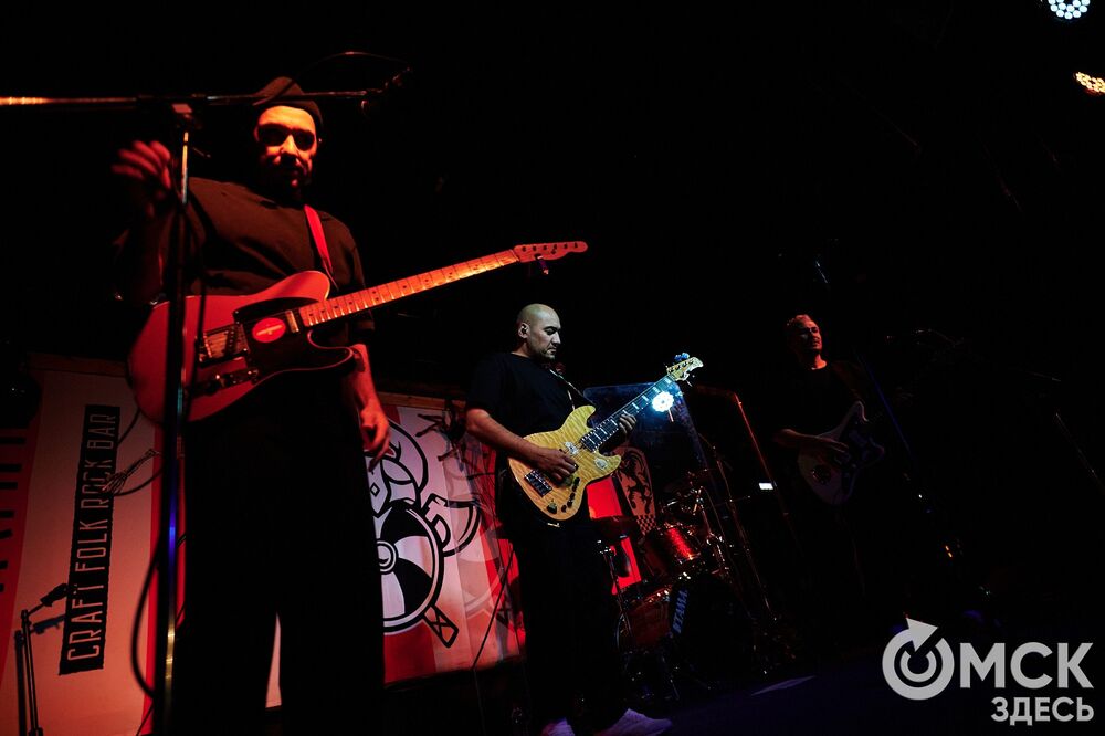 Рок-группа "Мураками" выступила в Омске с новой программой "Избранное". В сет-лист концерта вошли хиты, которые выбрали поклонники коллектива. Фото: Илья Петров