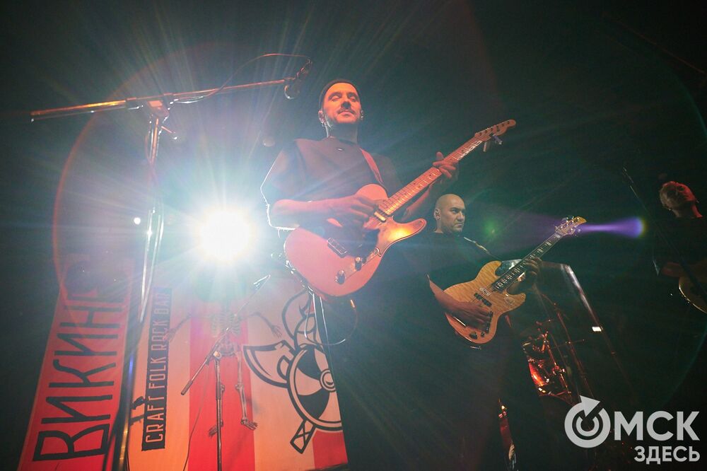 Рок-группа "Мураками" выступила в Омске с новой программой "Избранное". В сет-лист концерта вошли хиты, которые выбрали поклонники коллектива. Фото: Илья Петров