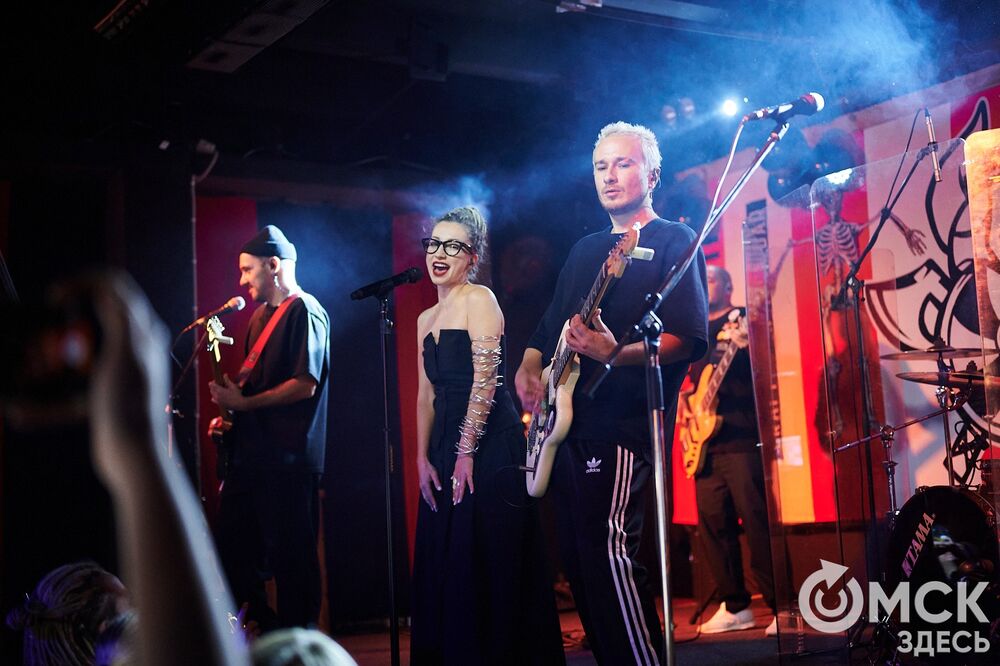 Рок-группа "Мураками" выступила в Омске с новой программой "Избранное". В сет-лист концерта вошли хиты, которые выбрали поклонники коллектива. Фото: Илья Петров