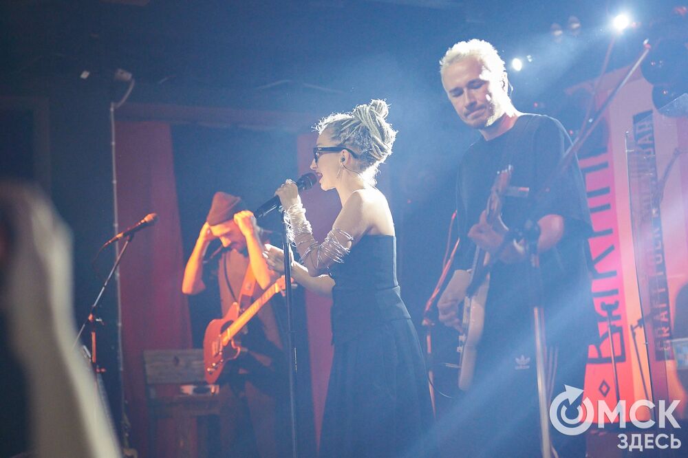 Рок-группа "Мураками" выступила в Омске с новой программой "Избранное". В сет-лист концерта вошли хиты, которые выбрали поклонники коллектива. Фото: Илья Петров