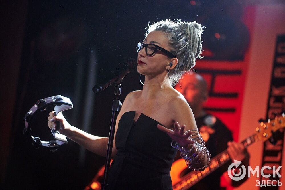 Рок-группа "Мураками" выступила в Омске с новой программой "Избранное". В сет-лист концерта вошли хиты, которые выбрали поклонники коллектива. Фото: Илья Петров