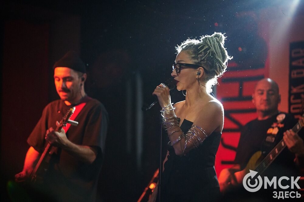 Рок-группа "Мураками" выступила в Омске с новой программой "Избранное". В сет-лист концерта вошли хиты, которые выбрали поклонники коллектива. Фото: Илья Петров