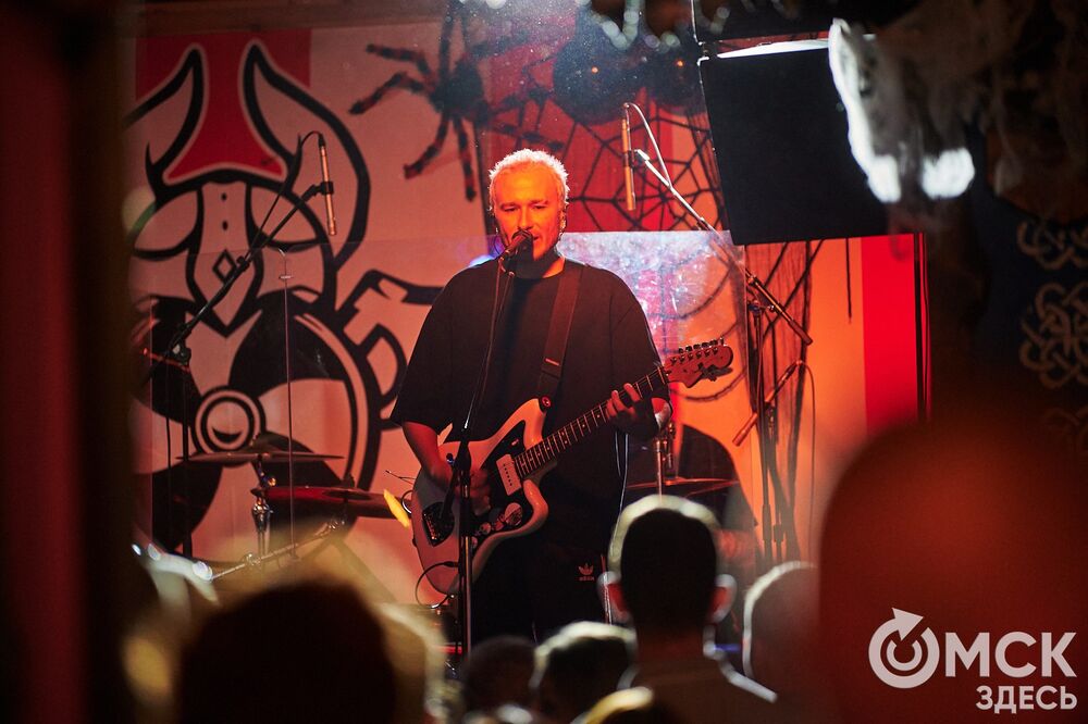 Рок-группа "Мураками" выступила в Омске с новой программой "Избранное". В сет-лист концерта вошли хиты, которые выбрали поклонники коллектива. Фото: Илья Петров