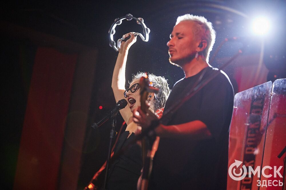 Рок-группа "Мураками" выступила в Омске с новой программой "Избранное". В сет-лист концерта вошли хиты, которые выбрали поклонники коллектива. Фото: Илья Петров
