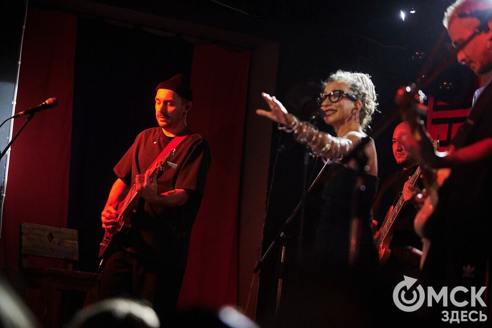 Рок-группа "Мураками" выступила в Омске с новой программой "Избранное". В сет-лист концерта вошли хиты, которые выбрали поклонники коллектива. Фото: Илья Петров