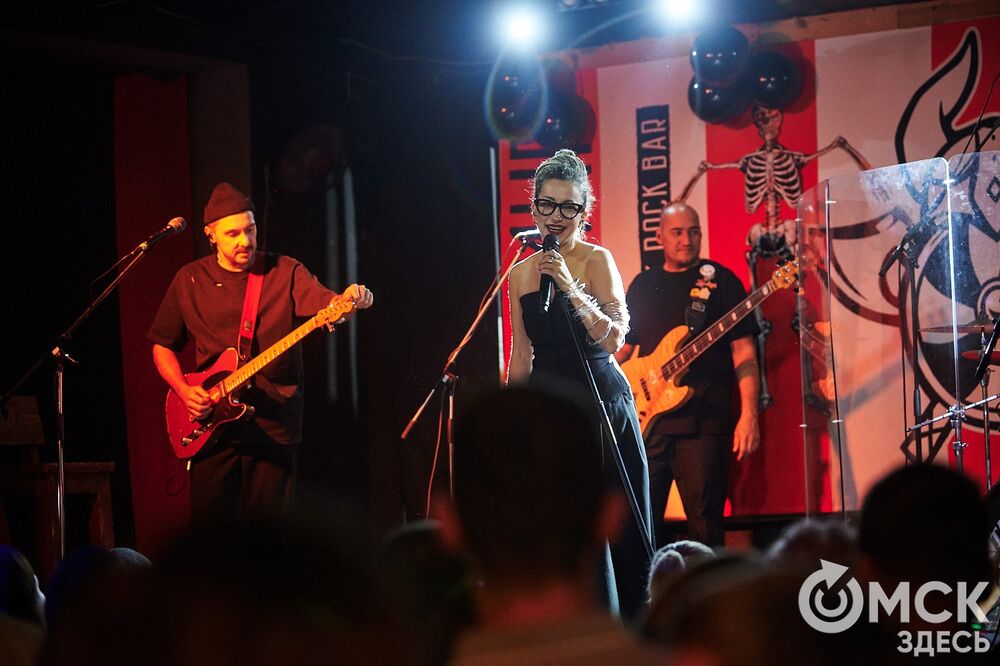 Рок-группа "Мураками" выступила в Омске с новой программой "Избранное". В сет-лист концерта вошли хиты, которые выбрали поклонники коллектива. Фото: Илья Петров