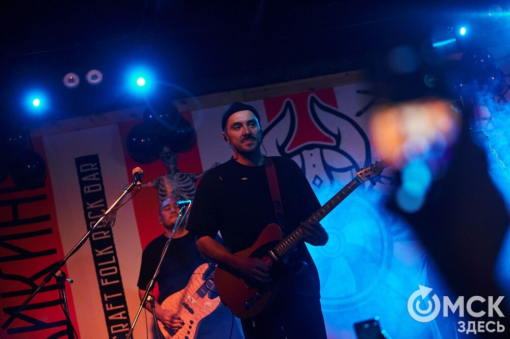 Рок-группа "Мураками" выступила в Омске с новой программой "Избранное". В сет-лист концерта вошли хиты, которые выбрали поклонники коллектива. Фото: Илья Петров