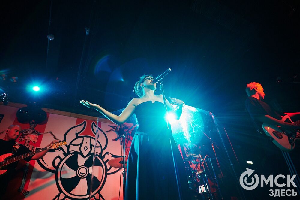 Рок-группа "Мураками" выступила в Омске с новой программой "Избранное". В сет-лист концерта вошли хиты, которые выбрали поклонники коллектива. Фото: Илья Петров