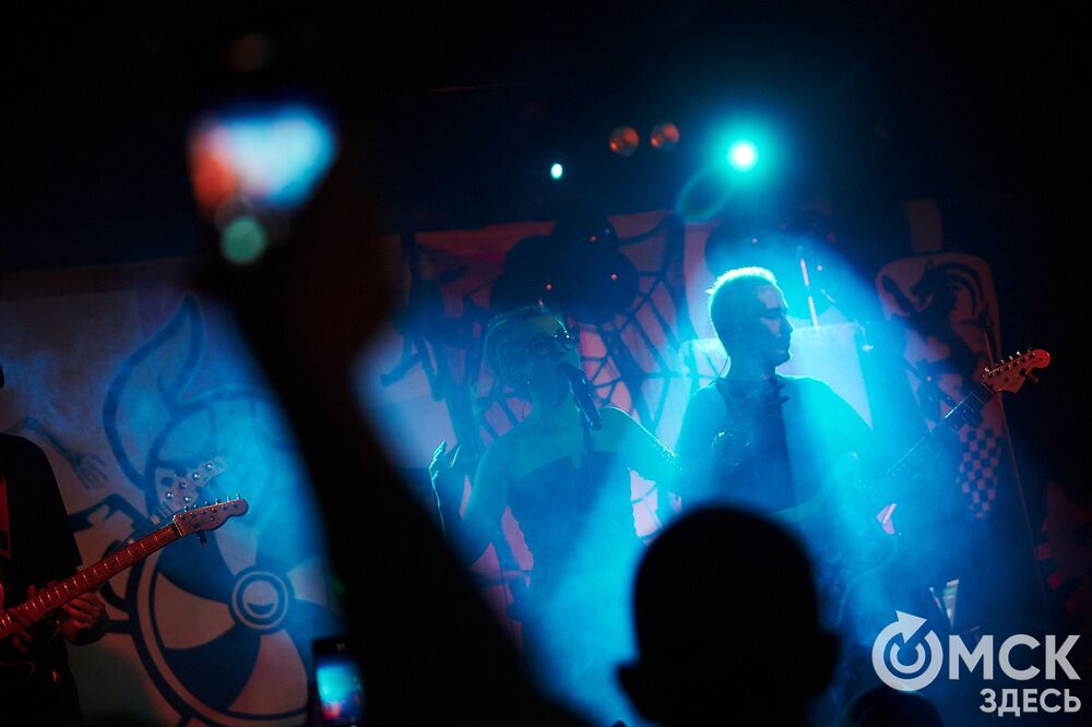Рок-группа "Мураками" выступила в Омске с новой программой "Избранное". В сет-лист концерта вошли хиты, которые выбрали поклонники коллектива. Фото: Илья Петров