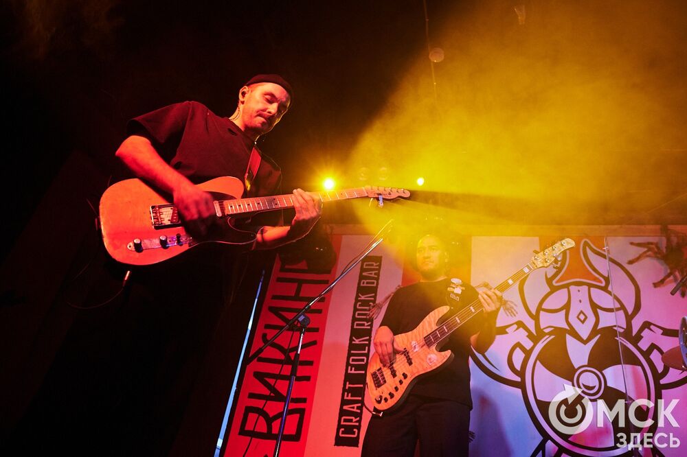 Рок-группа "Мураками" выступила в Омске с новой программой "Избранное". В сет-лист концерта вошли хиты, которые выбрали поклонники коллектива. Фото: Илья Петров