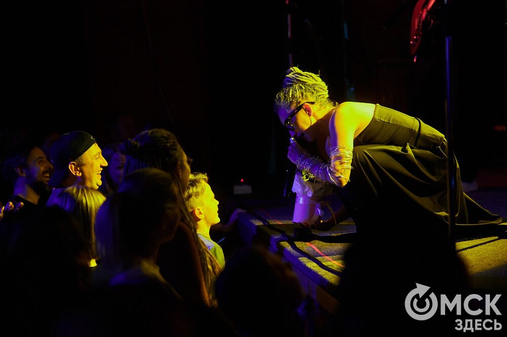 Рок-группа "Мураками" выступила в Омске с новой программой "Избранное". В сет-лист концерта вошли хиты, которые выбрали поклонники коллектива. Фото: Илья Петров