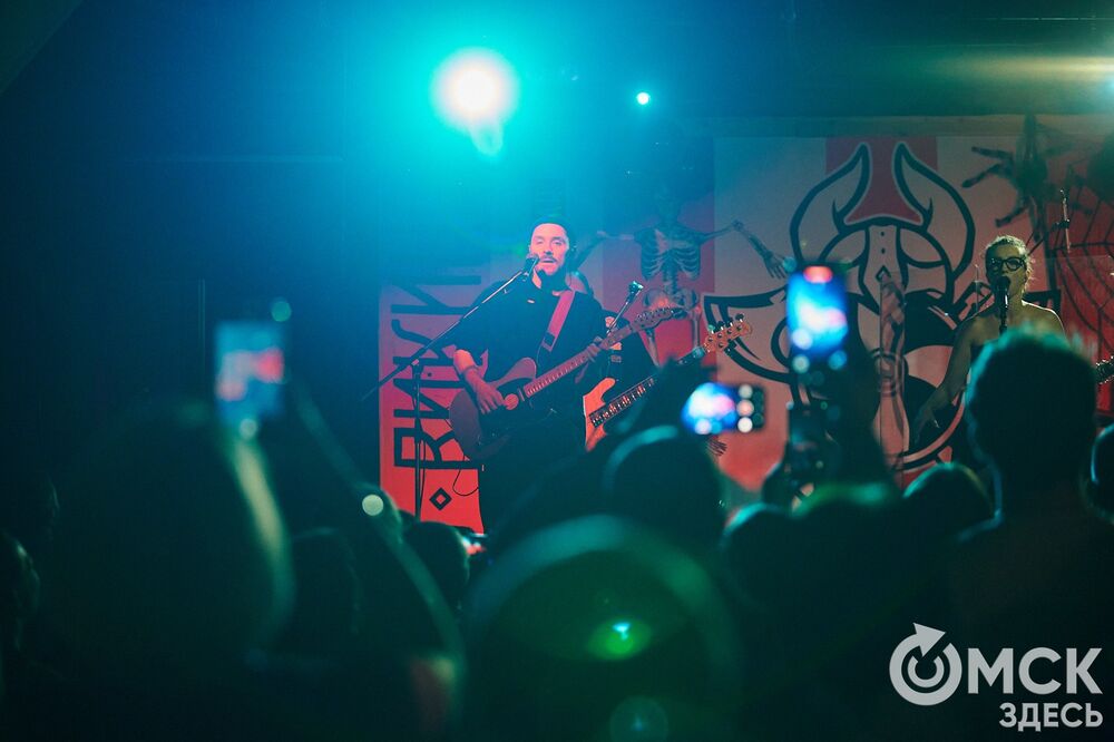 Рок-группа "Мураками" выступила в Омске с новой программой "Избранное". В сет-лист концерта вошли хиты, которые выбрали поклонники коллектива. Фото: Илья Петров