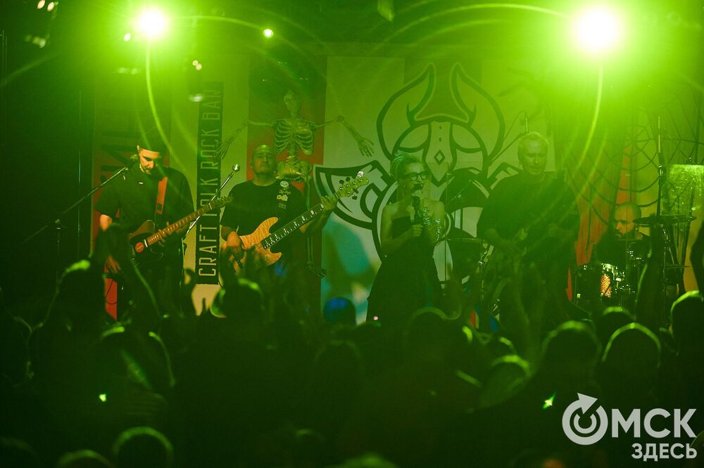 Рок-группа "Мураками" выступила в Омске с новой программой "Избранное". В сет-лист концерта вошли хиты, которые выбрали поклонники коллектива. Фото: Илья Петров