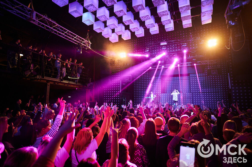 В Омске выступила культовая группа нулевых - "Фактор 2". Фото: Илья Петров