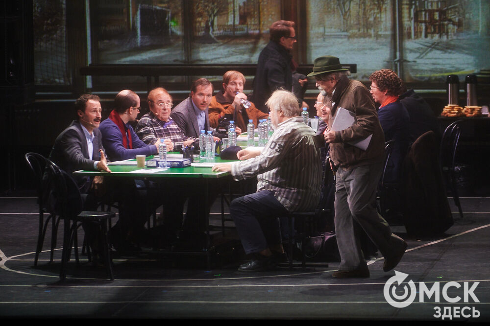 В Омск с легендарным спектаклем "12" приехал Никита Михалков. Фото: Илья Петров