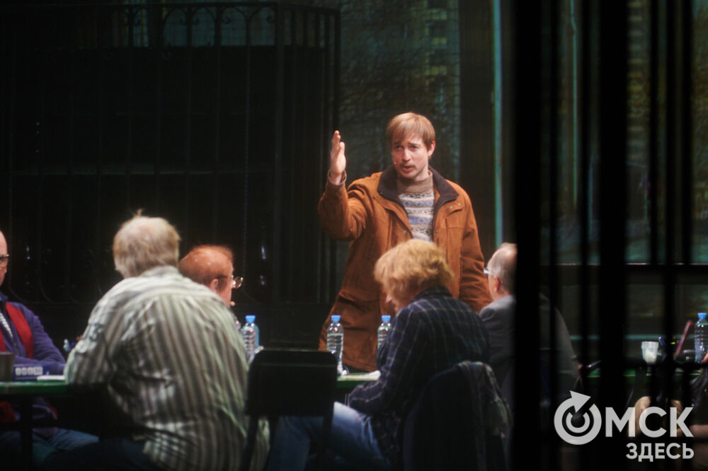 В Омск с легендарным спектаклем "12" приехал Никита Михалков. Фото: Илья Петров