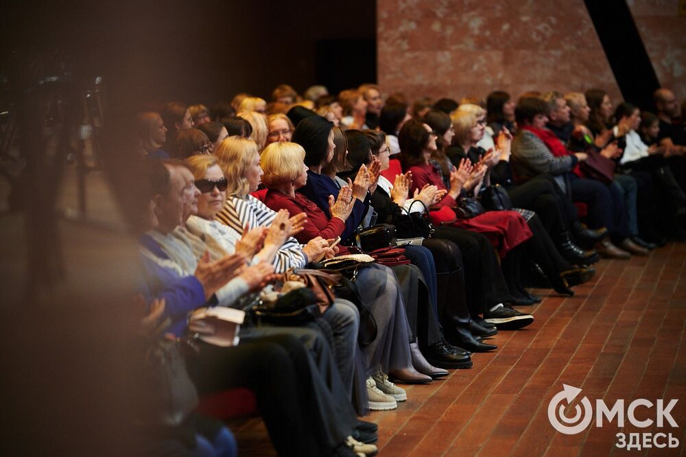 Омский симфонический оркестр представил программу "Метель". Меломаны услышали знакомые шедевры и прикоснулись к богатому наследию отечественной культуры. За дирижерский пульт в этот вечер встал главный дирижёр и художественный руководитель Международного оркестра "Таврический" Михаил Голиков. Фото: Илья Петров