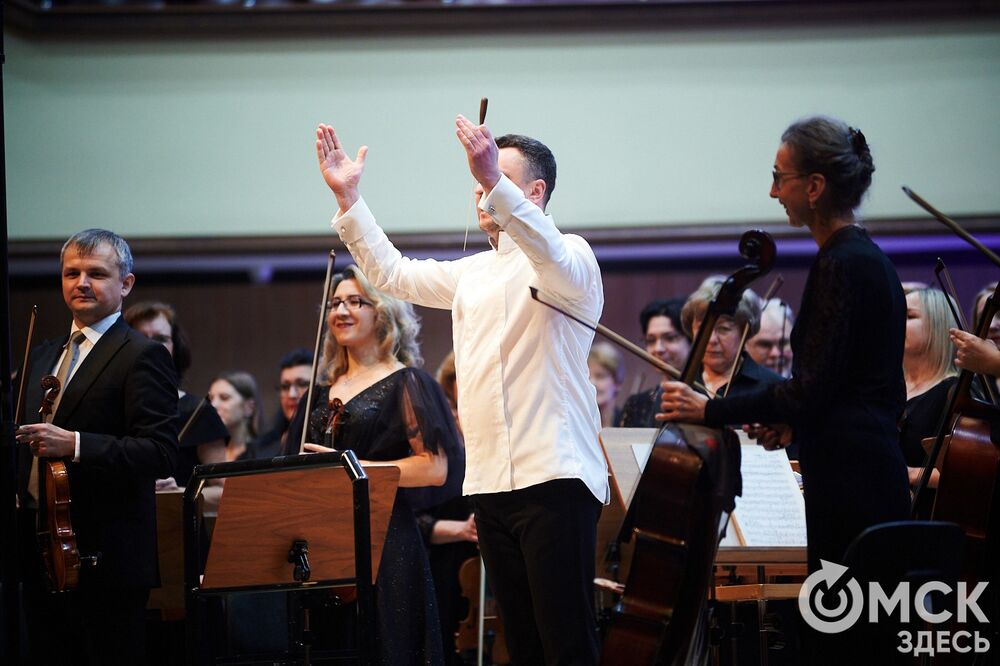 Омский симфонический оркестр представил программу "Метель". Меломаны услышали знакомые шедевры и прикоснулись к богатому наследию отечественной культуры. За дирижерский пульт в этот вечер встал главный дирижёр и художественный руководитель Международного оркестра "Таврический" Михаил Голиков. Фото: Илья Петров
