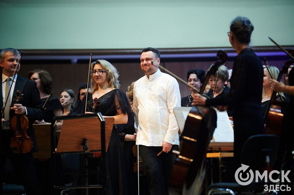 Омский симфонический оркестр представил программу "Метель". Меломаны услышали знакомые шедевры и прикоснулись к богатому наследию отечественной культуры. За дирижерский пульт в этот вечер встал главный дирижёр и художественный руководитель Международного оркестра "Таврический" Михаил Голиков. Фото: Илья Петров