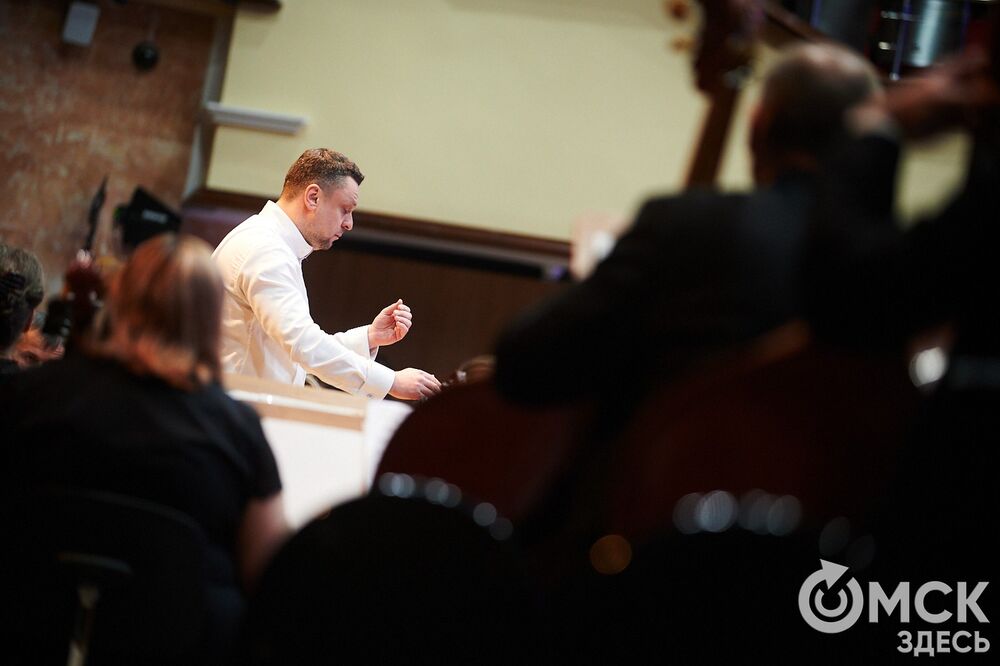 Омский симфонический оркестр представил программу "Метель". Меломаны услышали знакомые шедевры и прикоснулись к богатому наследию отечественной культуры. За дирижерский пульт в этот вечер встал главный дирижёр и художественный руководитель Международного оркестра "Таврический" Михаил Голиков. Фото: Илья Петров