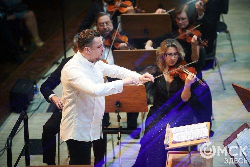 Омский симфонический оркестр представил программу "Метель". Меломаны услышали знакомые шедевры и прикоснулись к богатому наследию отечественной культуры. За дирижерский пульт в этот вечер встал главный дирижёр и художественный руководитель Международного оркестра "Таврический" Михаил Голиков. Фото: Илья Петров