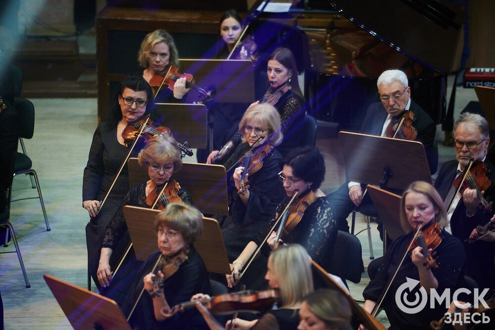 Омский симфонический оркестр представил программу "Метель". Меломаны услышали знакомые шедевры и прикоснулись к богатому наследию отечественной культуры. За дирижерский пульт в этот вечер встал главный дирижёр и художественный руководитель Международного оркестра "Таврический" Михаил Голиков. Фото: Илья Петров