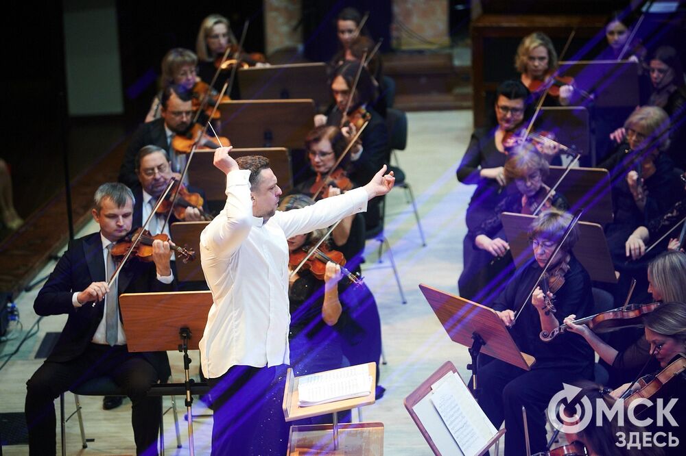 Омский симфонический оркестр представил программу "Метель". Меломаны услышали знакомые шедевры и прикоснулись к богатому наследию отечественной культуры. За дирижерский пульт в этот вечер встал главный дирижёр и художественный руководитель Международного оркестра "Таврический" Михаил Голиков. Фото: Илья Петров